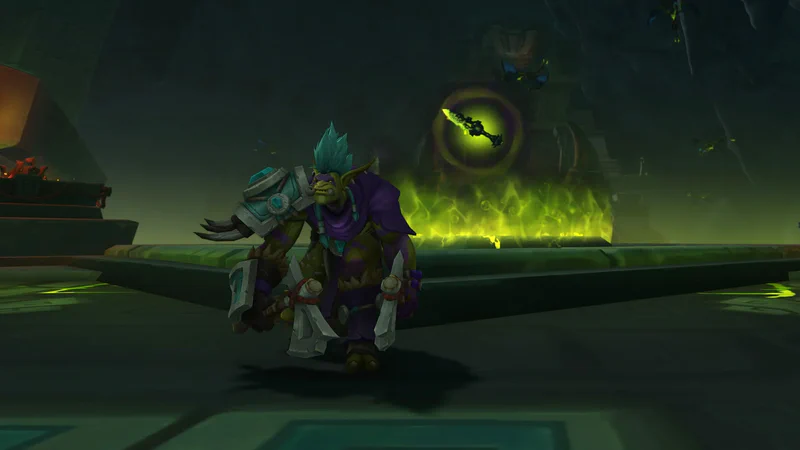 Ein Troll mit blauer Irokesenfrisur und violettem Umhang vor einem grün leuchtenden Altar in einem Dungeon von Saison 2