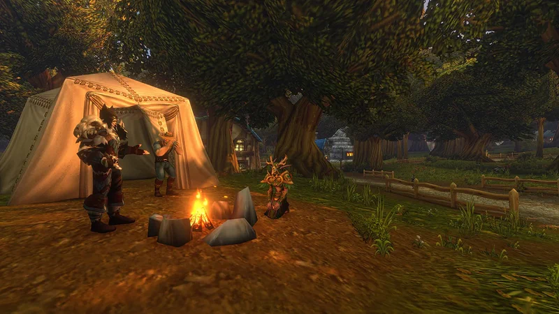 Drei Charaktere an einem Lagerfeuer vor einem Zelt am Waldrand von World of Warcraft: Forever