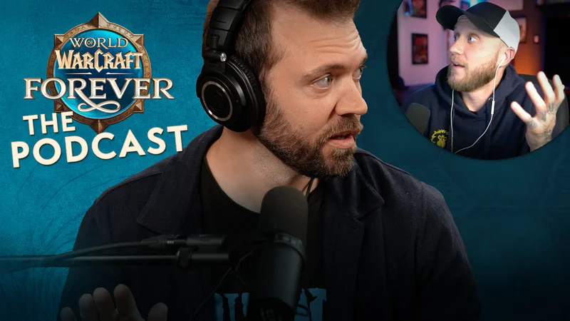 Ein Mann mit Kopfhörern spricht in ein Mikrofon, daneben das Logo von World of Warcraft: Forever mit dem Schriftzug The Podcast und rechts oben ein zugeschalteter Gast mit Kappe